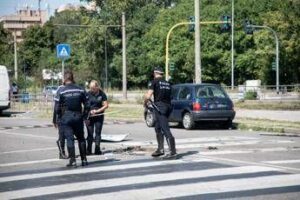 Donna travolta e uccisa da auto rubata a Milano, rintracciati 4 minorenni in campo rom