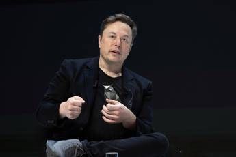 Elon Musk fa causa ad Apple e OpenAi per presunte violazioni delle regole di concorrenza