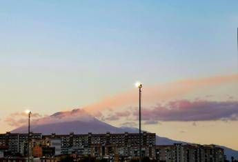 Etna, colata di lava a 3000 metri: voli regolari all’aeroporto di Catania
