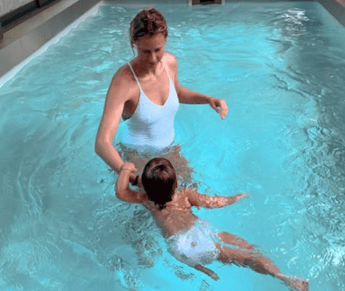 Federica Pellegrini, la figlia Matilde impara a nuotare: “Una pinnata alla volta”