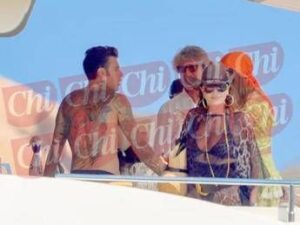 Fedez, Santanché e La Russa in barca insieme nelle foto di ‘Chi’