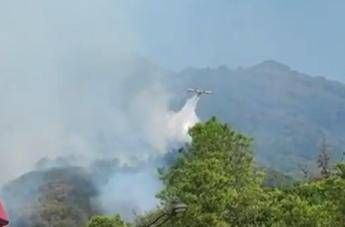 Fiamme sul Vesuvio, prefetto: “Ancora al lavoro, incendio si sta marginalizzando”