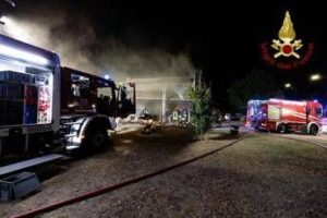 Firenze, incendio al Viper Theatre: tetto crollato, danni ingenti