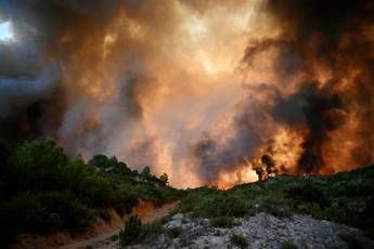 Francia, incendi nel sud: un morto e migliaia di sfollati. “Disastro senza precedenti”