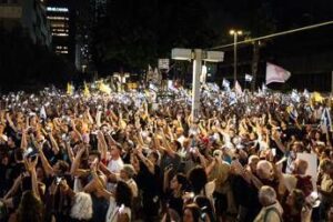 Gaza, Netanyahu non parla di tregua: avanti offensiva. A Tel Aviv 350mila in piazza per gli ostaggi