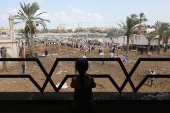 Gaza, al-Jazeera: 19 morti in raid di Israele, 17 erano sfollati in tendopoli di Khan Yunis