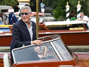 George Clooney assente in conferenza stampa fa tremare Venezia 2025: “Salterà il tappeto rosso?”