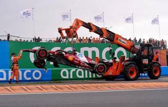 Gp d’Olanda, disastro Ferrari e doppio ritiro: Hamilton va a muro, poi incidente di Leclerc. Cos’è successo