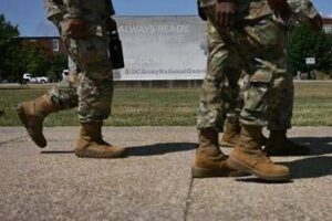 Guardia Nazionale dispiegata a Washington dopo l’ordine di Trump, truppe in città