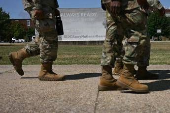 Guardia Nazionale dispiegata a Washington dopo l’ordine di Trump, truppe in città