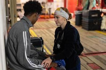 I valori record della glicemia scritti sulla mano. “Così abbiamo salvato un naufrago”