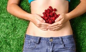 Il nutrizionista: “in forma e senza stress dopo il rientro? Il segreto è nutrire bene i batteri dell’intestino”