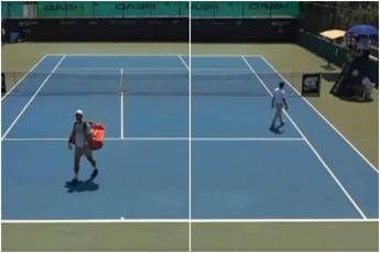 In campo fa caldo, lui vince il set e va a farsi una doccia