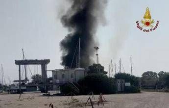 Incendio in un rimessaggio di barche a Ostia, alta colonna di fumo sul litorale romano