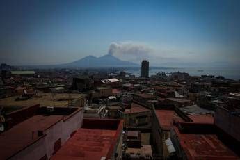 Incendio sul Vesuvio, prefetto di Napoli: “Situazione migliora ma ancora al lavoro”