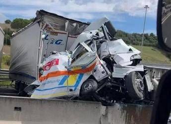 Incidente A1, chi sono le vittime dello schianto con il tir tra Arezzo e Valdarno