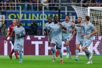 Inter-Udinese 1-2: colpo bianconero a San Siro con Davis e Atta, primo ko per Chivu. Lazio-Verona 4-0