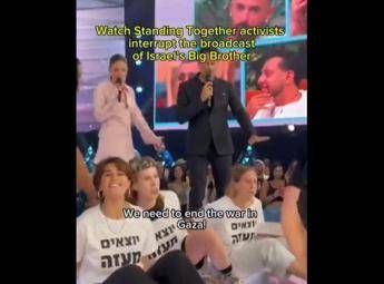 Israele, attivisti contro la guerra a Gaza interrompono il Grande Fratello in diretta tv