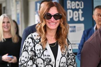Julia Roberts arriva a Venezia con un look simpaticissimo che omaggia Guadagnino
