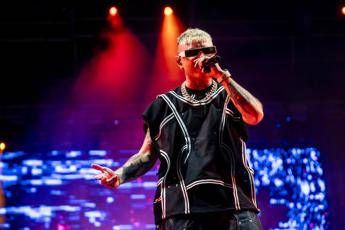 Lazza e il figlio Noah, il tenerissimo momento ripreso dalla fidanzata Greta