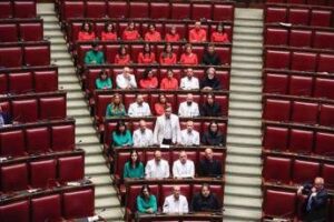 M5S, deputati in aula con colori Palestina: “Governo volta sguardo dall’altra parte”