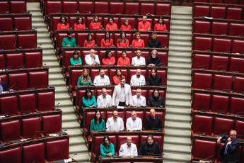 M5S, deputati in aula con colori Palestina: “Governo volta sguardo dall’altra parte”