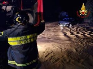 Maltempo nell’ennese, due auto nel torrente Crisa: si cerca un disperso