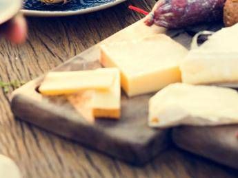 Mangia formaggio da latte crudo, bimbo di 1 anno ricoverato a Padova