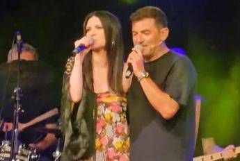 Max Giusti e la sorpresa a Gatteo, tra il pubblico c’è Laura Pausini: duetto sul palco e pubblico in piedi