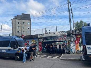 Milano, al via sgombero centro sociale Leoncavallo. Salvini: “Dopo decenni di illegalità si cambia”