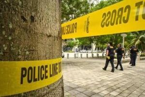 Minneapolis, sparatoria davanti a chiesa e scuola cattolica. Media: “Morti due bambini”. Suicida il killer