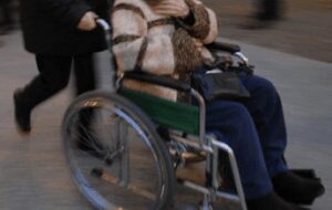 “Mio padre invalido al 100%, ma gli negano indennità di accompagno”: la denuncia