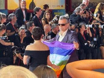 Mostra Venezia, Piero Pelù sul red carpet con la bandiera della pace