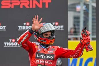 MotoGp, in Ungheria trionfa Marc Marquez davanti ad Acosta. Fatica Bagnaia, nono