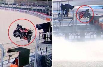 MotoGp, tragedia evitata in Ungheria: Acosta cade, la moto sfiora il cameraman