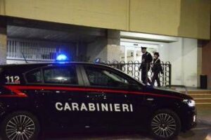 Napoli, ispettore di polizia accoltellato e ucciso in casa: caccia al killer
