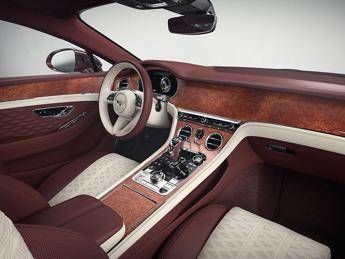 Nuove superfici, materiali inediti e colori esclusivi per una Bentley su misura