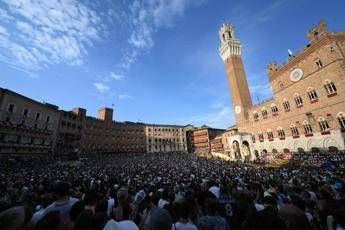 Palio Siena, la corsa dell’Assunta accende la città. Leocorno e Civetta favorite