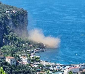 Paura a Vico Equense, crolla costone a picco sul mare
