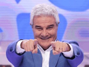 Pino Insegno resta in Rai: azienda gli rinnova il contratto per un anno