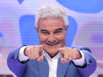 Pino Insegno resta in Rai: azienda gli rinnova il contratto per un anno