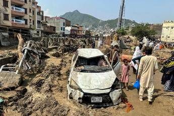 Piogge monsoniche in Pakistan, almeno 320 morti in 48 ore: 600 da inizio stagione