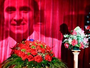 Pippo Baudo, camera ardente aperta fino alle 12. Amadeus: “Non esistono eredi, ma Fiorello è l’unico che può fare varietà”