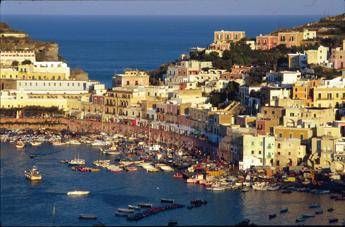 Ponza, nave da crociera MSC in avaria con oltre 8.500 persone a bordo: al via i soccorsi