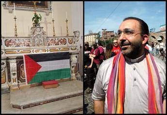 Prete ‘no global’ espone bandiera palestinese sull’altare: “Vangelo ci dice di schierarci”