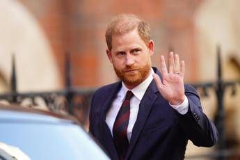 Principe Harry torna a casa nel giorno che ricorda la regina Elisabetta II