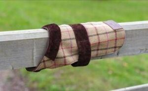 Re Carlo, la passione per il tweed e il cane Snuff: a Sandringham arrivano i cappottini per ‘Fido’