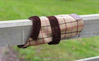 Re Carlo, la passione per il tweed e il cane Snuff: a Sandringham arrivano i cappottini per ‘Fido’