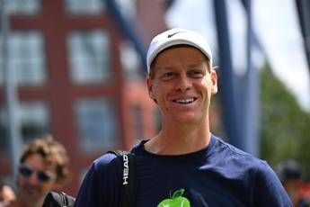 Sinner numero uno anche nel baseball? Risate nel riscaldamento prima della sfida con Popyrin