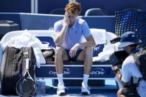 Sinner si ritira in finale: “Sto male”. Alcaraz vince torneo di Cincinnati